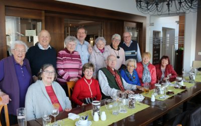 Senioren genießen Winterlandschaft