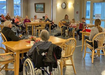 Kinder musizieren und singen in der Seniorenresidenz Neustift
