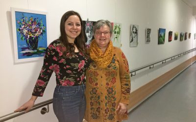 Mutter und Tochter stellen Bilder in der Seniorenresidenz Neustift aus