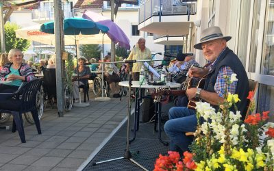 Internationale Folklore im Innenhof