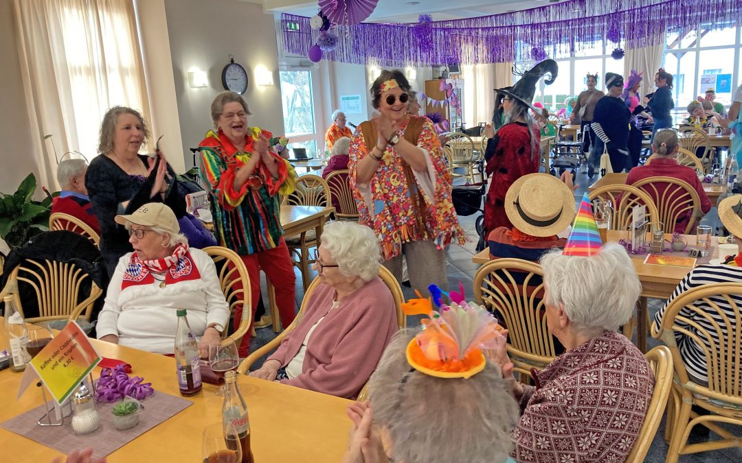 Heitere Stimmung beim Rosenmontagscafé