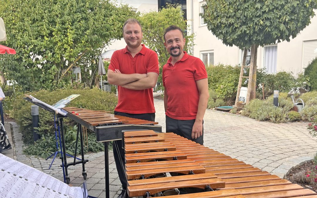 2 Musiker stehen vor deren Marimbaphon.