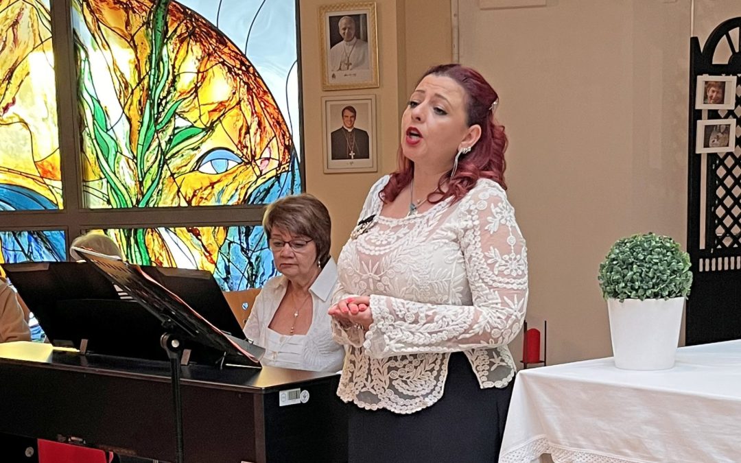 Eine Frau spielt am Klavier und eine zweite Frau steht und singt.